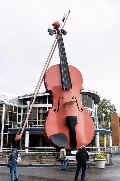 Framed Print : The Big Fiddle, 18-m-high stylised violin in the harbour area of Sydney in Canada