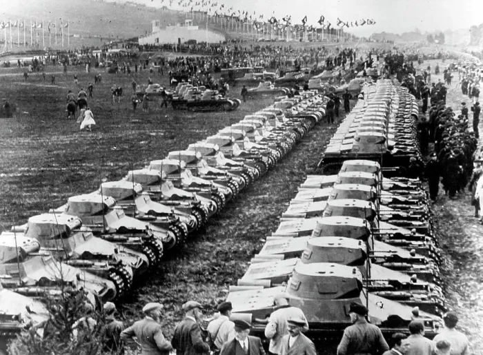 Framed Print : Part of the biggest mechanised army manoeuvres ever held in Germany. Small tanks ready for action. October 30, 1935 Framed Print : Part of the biggest mechanised army manoeuvres ever held in Germany. Small tanks ready for action. October 30, 1935
