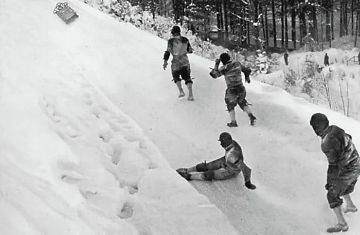 Framed Print : Bobsleigh, four-man bobsleigh, the Deutschland II bobsleigh makes its own way Framed Print : Bobsleigh, four-man bobsleigh, the Deutschland II bobsleigh makes its own way