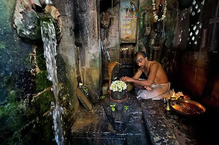 Framed Print : Brahmin priest, Shiva Temple with a Lingam phallic symbol, spring, Chittorgarh Fort, Chittorgarh, Rajasthan, India, Asia Framed Print : Brahmin priest, Shiva Temple with a Lingam phallic symbol, spring, Chittorgarh Fort, Chittorgarh, Rajasthan, India, Asia