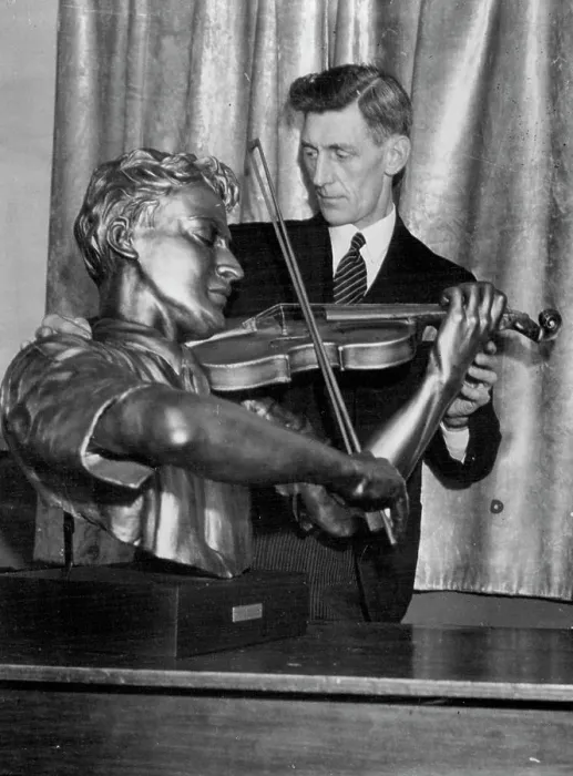 Framed Print : Bricklayer - Cum - Sculptor, makes bust for Yehudi Menuhin with fin still as guide
