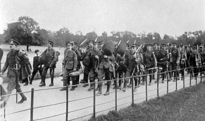 Framed Print : British regular army: Coldstream Guards in field uniform carrying rifles and kitbags, c1914 Framed Print : British regular army: Coldstream Guards in field uniform carrying rifles and kitbags, c1914