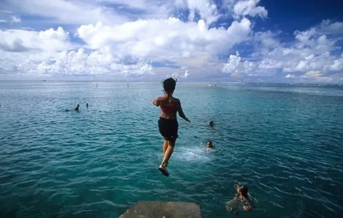 Framed Print : Children jumping into the water at Point Venus, Tahiti, French Polynesia, south sea Framed Print : Children jumping into the water at Point Venus, Tahiti, French Polynesia, south sea