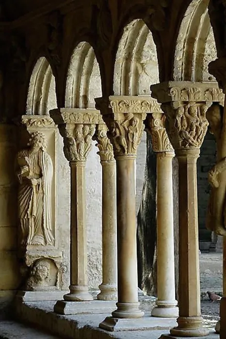 Framed Print : Cloister, Romanesque former Benedictine abbey church Eglise Saint-Trophime Framed Print : Cloister, Romanesque former Benedictine abbey church Eglise Saint-Trophime