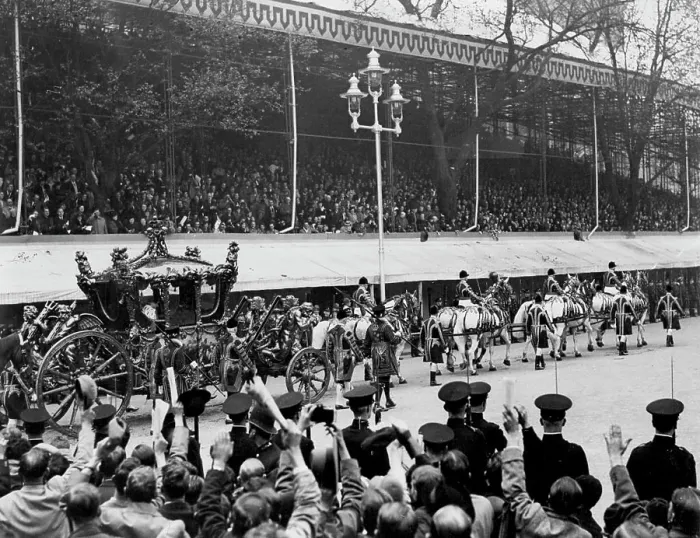Framed Print : The Coronation of King George VI And Queen Elizabeth -- A view of the Coronation Coach Framed Print : The Coronation of King George VI And Queen Elizabeth -- A view of the Coronation Coach