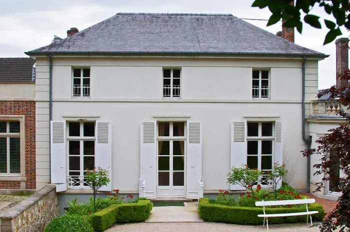 Framed Print : The Deutz building seen from the garden behind the main house at Champagne Deutz in Ay Framed Print : The Deutz building seen from the garden behind the main house at Champagne Deutz in Ay