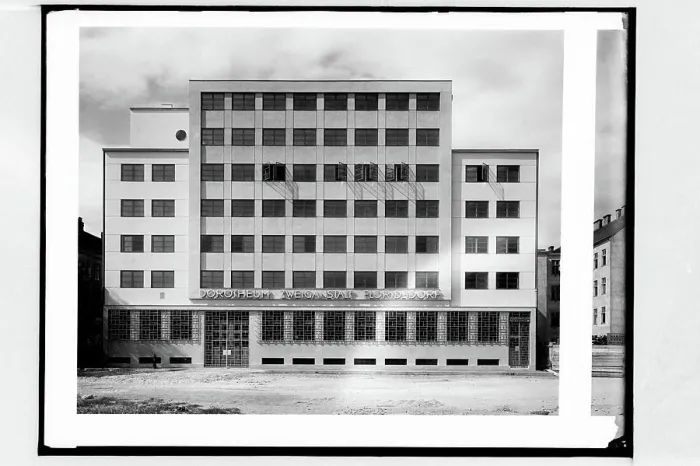 Framed Print : Dorotheum Floridsdorf, st, Pitkagasse, outdoor view
