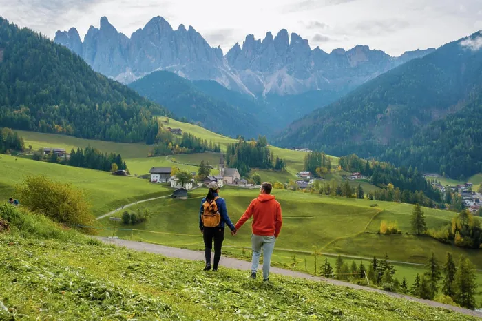 Framed Print : Ein Paar spaziert Hand in Hand durch die üppigen Täler der Dolomiten Framed Print : Ein Paar spaziert Hand in Hand durch die üppigen Täler der Dolomiten