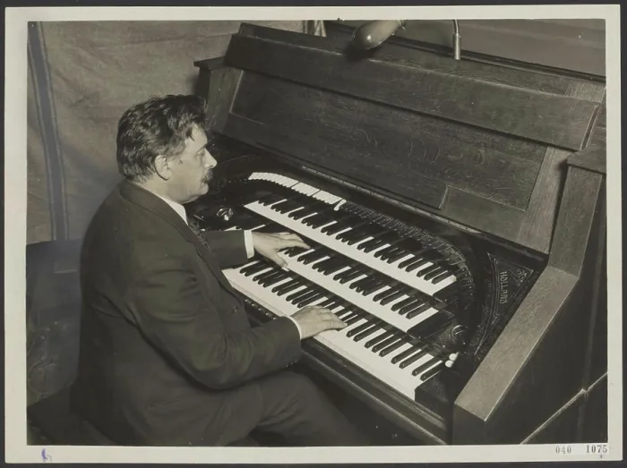 Framed Print : Elsevier photo collection. Organist Huber Cuypert. 1929