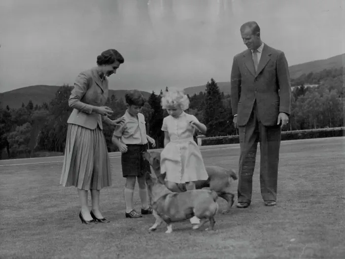 Framed Print : This Embargo Applies To All CountriesRoyal Family at BalmoralQueen Elizabeth and the Duke of Edinburgh