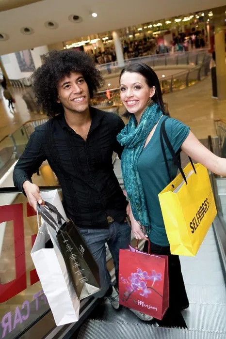 Framed Print : England, West Midlands, Birmingham. A young couple shopping in the Bullring shopping centre in Birmingham