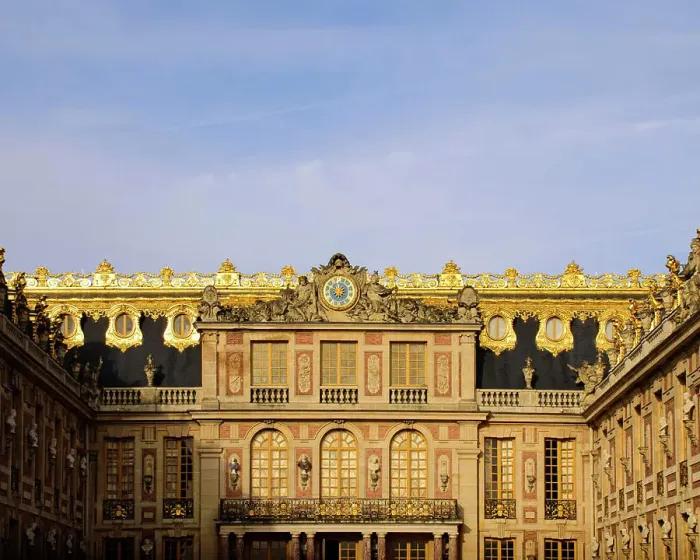 Framed Print : Entrance to the Palace of Versailles illuminated by the sun at dawn Framed Print : Entrance to the Palace of Versailles illuminated by the sun at dawn