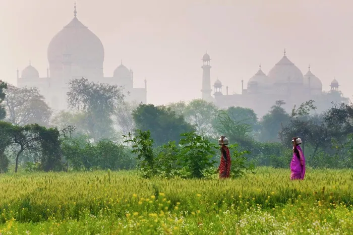 Framed Print : Exterior view of the Taj Mahal in Agra, India. Two woman in the foreground carrying loads on their heads