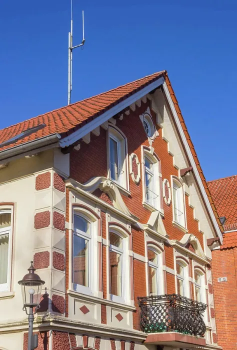 Framed Print : Fassade eines traditionellen deutschen Hauses in Bad Bederkesa Facade of a traditional German house in Bad Bederkesa