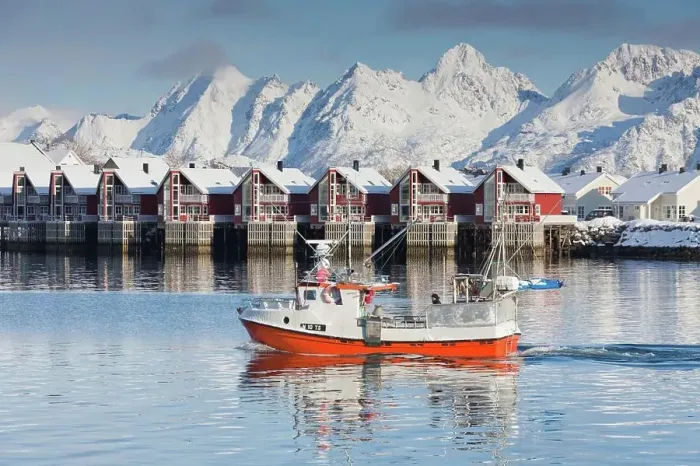 Framed Print : Fishing boat in front of the harbour at Svolvaer in winter. Lofoten, Norway en Framed Print : Fishing boat in front of the harbour at Svolvaer in winter. Lofoten, Norway en