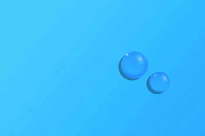 Framed Print : Flüssige oder transparente Gel-Tropfen auf blauem Hintergrund mit Farbverlauf