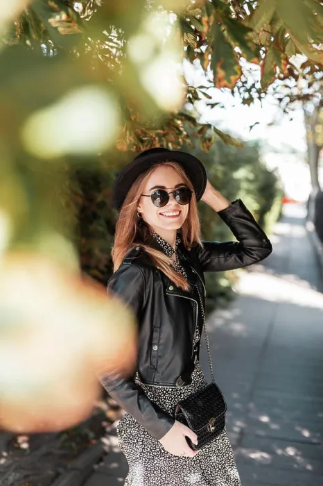Framed Print : Happy lächelndes Mädchen in Mode-Look mit Sonnenbrille und einen Hut mit einem stilvollen Handtasche ist im Herbst Framed Print : Happy lächelndes Mädchen in Mode-Look mit Sonnenbrille und einen Hut mit einem stilvollen Handtasche ist im Herbst