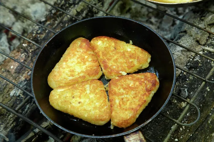 Framed Print : Hash browns cooking on campfire, Central Otago, South Island, New Zealand