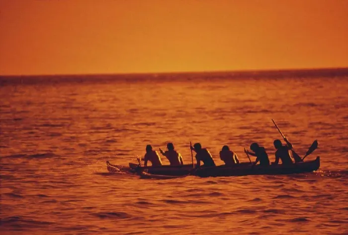 Framed Print : Hawaii, Outrigger canoe at golden sunset, silhouette Framed Print : Hawaii, Outrigger canoe at golden sunset, silhouette