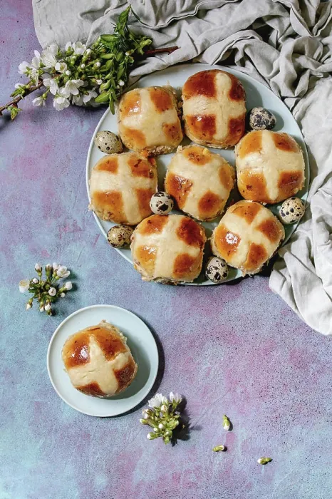 Framed Print : Heiße Brötchen Homemade Easter traditional hot cross buns on ceramic plate with blossom cherry branches