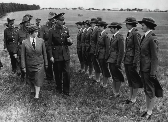 Framed Print : H.M. The King Visits Australian Troops in The South Of England - The King chatting to an Australian officer Framed Print : H.M. The King Visits Australian Troops in The South Of England - The King chatting to an Australian officer