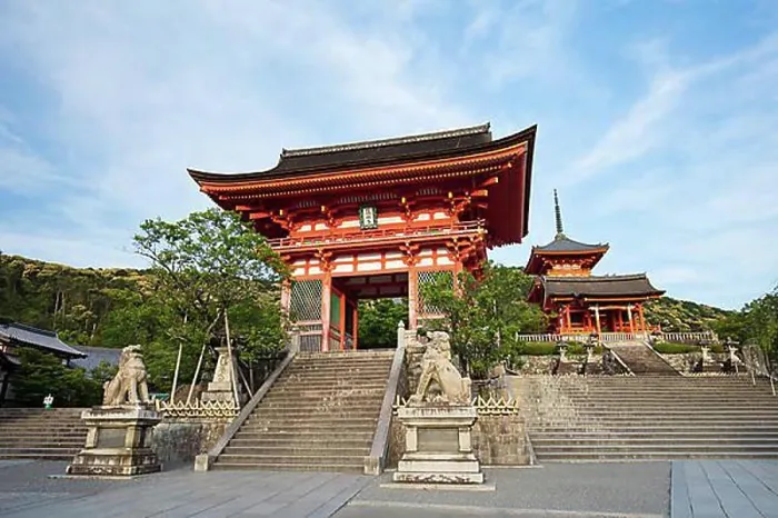 Framed Print : The iconic Kiyomizu-dera temple and mountain view on a sunny spring day in Kyoto, Japan, Asia