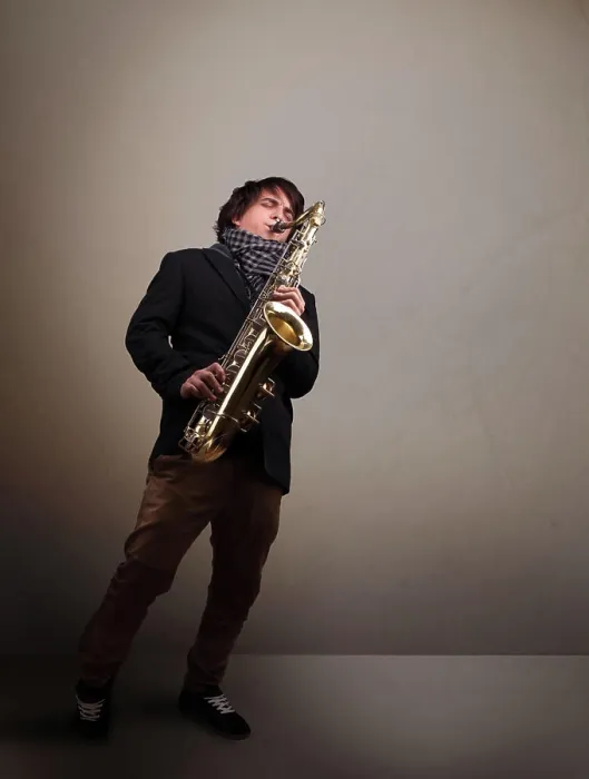 Framed Print : Junge Musiker spielen auf Saxophon Handsome young musician playing on saxophone LicenseRF Framed Print : Junge Musiker spielen auf Saxophon Handsome young musician playing on saxophone LicenseRF