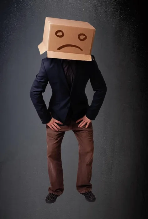 Framed Print : Junger Mann mit einem braunen Karton auf seinem Kopf mit traurigem Gesicht Young man standing with a brown cardboard