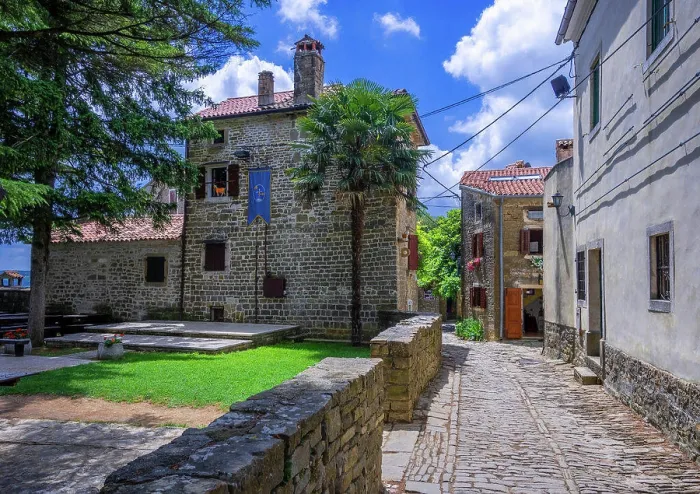 Framed Print : Künstlerort und Bergdorf Groznjan, Istrien, Kroatien, Europa