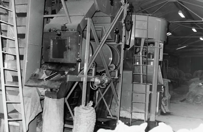 Framed Print : Labor Inspectorate Photo Collection. 5x5 filling machine bags. undated Framed Print : Labor Inspectorate Photo Collection. 5x5 filling machine bags. undated