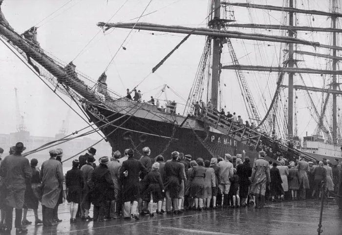 Framed Print : Londoners See The Pamir The long queue waiting to go aboard the Pamir Framed Print : Londoners See The Pamir The long queue waiting to go aboard the Pamir