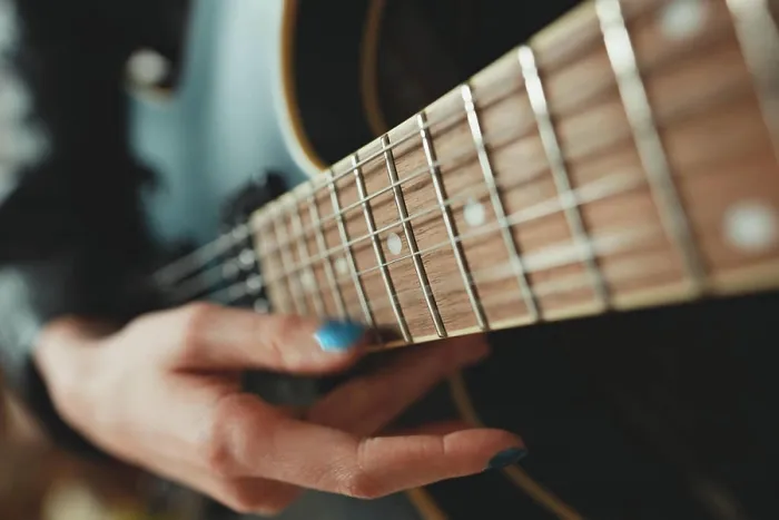 Framed Print : Mädchen spielt auf einer halbakustischen Gitarre Framed Print : Mädchen spielt auf einer halbakustischen Gitarre