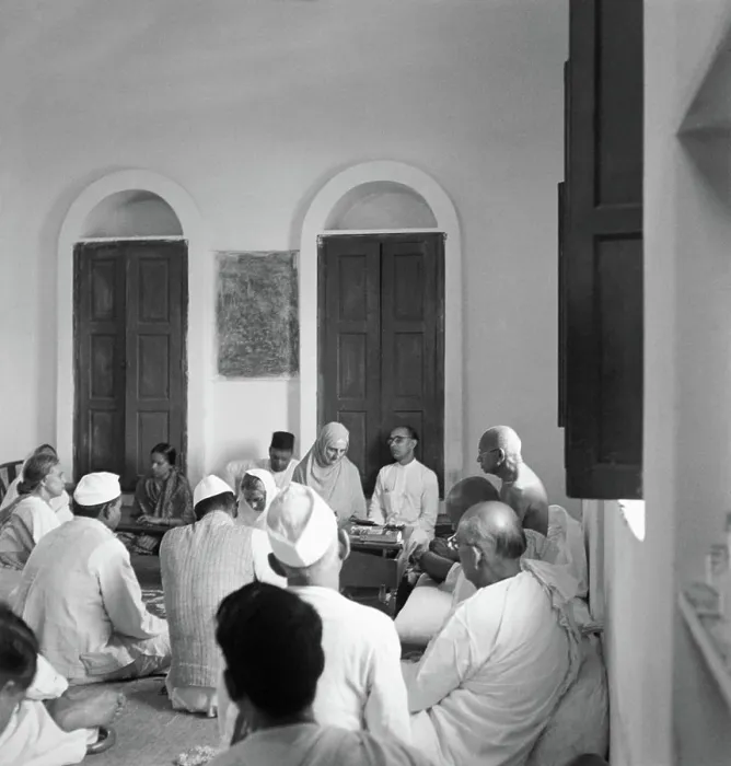 Framed Print : Mahatma Gandhi in a meeting at Delhi Framed Print : Mahatma Gandhi in a meeting at Delhi