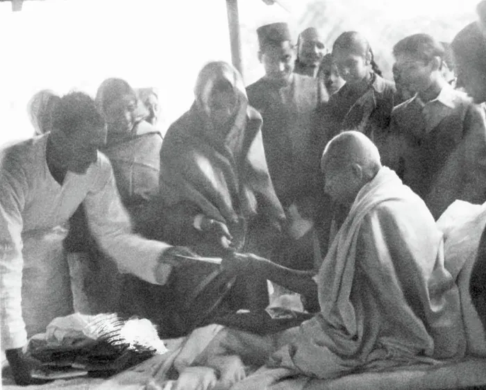 Framed Print : Mahatma Gandhi receiving a present at Khadi Pratishthan Framed Print : Mahatma Gandhi receiving a present at Khadi Pratishthan