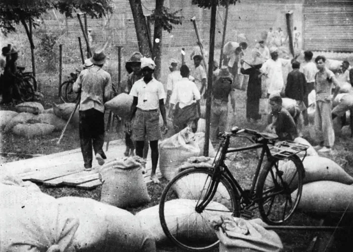 Framed Print : Malaya British Pursues 'Scorched Earth' Policy - Pursuing in 'Scorched Earth' policy