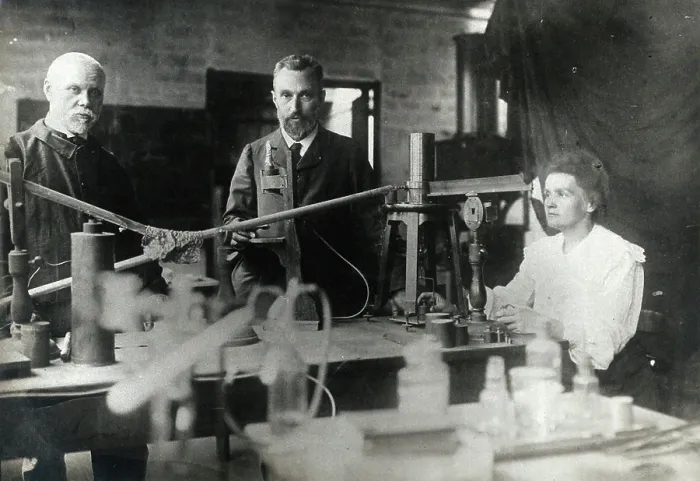 Framed Print : Marie and Pierre Curie (centre) with a man, using equipment in their laboratory, Paris. Photograph, ca. 1900 Framed Print : Marie and Pierre Curie (centre) with a man, using equipment in their laboratory, Paris. Photograph, ca. 1900