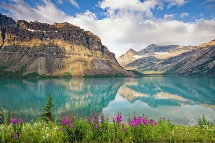 Framed Print : Mountain reflection at Bow Lake at sunrise in Banff National Park, Alberta, Canada