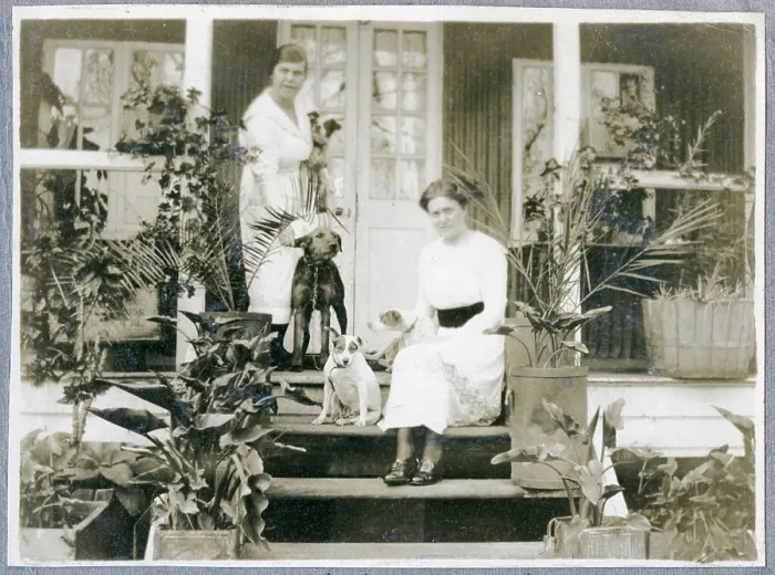 Framed Print : Mrs Bungey standing on a tennis court, dressed for a game and holding a racket in her hands Framed Print : Mrs Bungey standing on a tennis court, dressed for a game and holding a racket in her hands