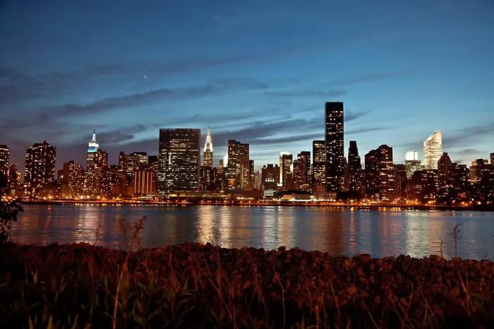 Framed Print : New York - United States, Gantry Plaza State park in Long island city, in front of Manhattan skyline at night Framed Print : New York - United States, Gantry Plaza State park in Long island city, in front of Manhattan skyline at night