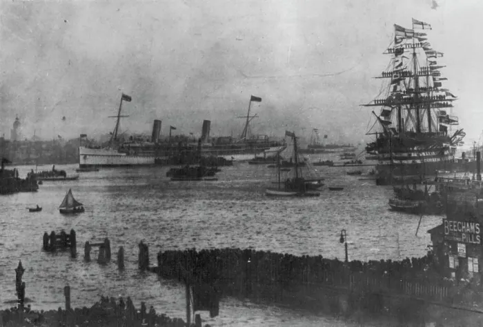 Framed Print : The 'Ophir' enters Portsmouth Harbour with the Prince and Princess of Wales aboard (King George and Queen Mary)