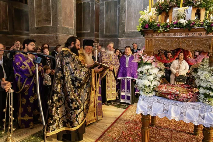 Framed Print : Orthodoxe Priester bei der Messe Orthodoxe Priester am Epitaphios bei der Messe am Karfreitag im Katholikon des Kloster