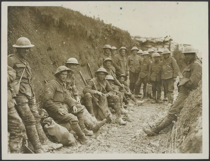 Framed Print : Photo collection First World War. Scene in a British Trench Before Advance. 1914-1918} Framed Print : Photo collection First World War. Scene in a British Trench Before Advance. 1914-1918}
