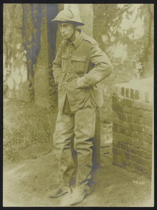 Framed Print : Photo collection First World War. Unculported English soldier stares out for himself. 1914-1918} Framed Print : Photo collection First World War. Unculported English soldier stares out for himself. 1914-1918}