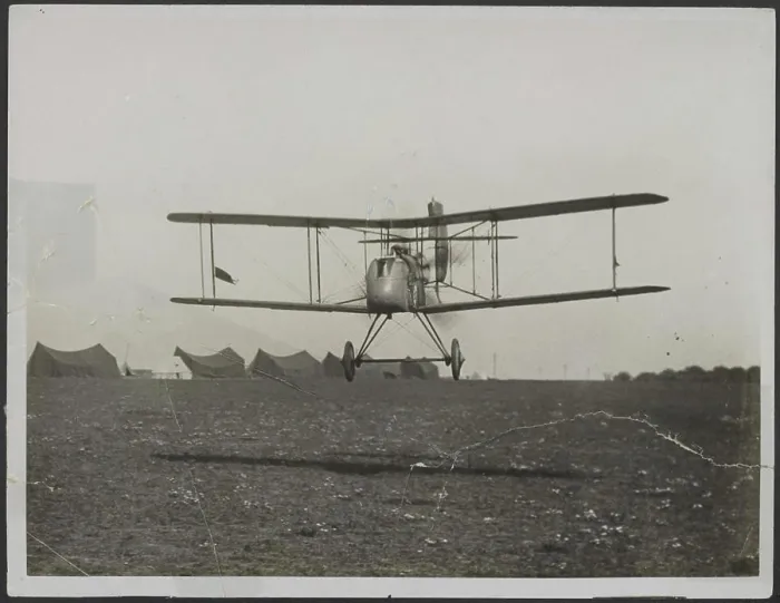 Framed Print : Photo collection First World War. The British Front. The Commander Starting off on a raid. 1914-1918} Framed Print : Photo collection First World War. The British Front. The Commander Starting off on a raid. 1914-1918}