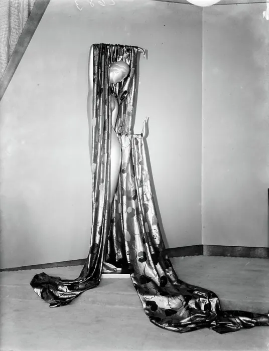 Framed Print : Poll photo collection. Fashion photography. Mannequin of the fa. IMANS with LAP brocade. 1933. France, Paris