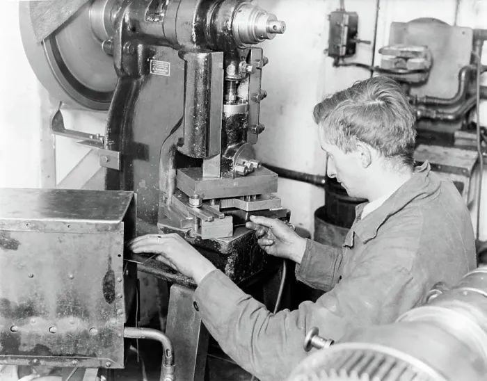 Framed Print : Poll photo collection. Manufacture of varadine flushing set. Manufacture of the Vardijne rinses at Leko in Utrecht. 1932