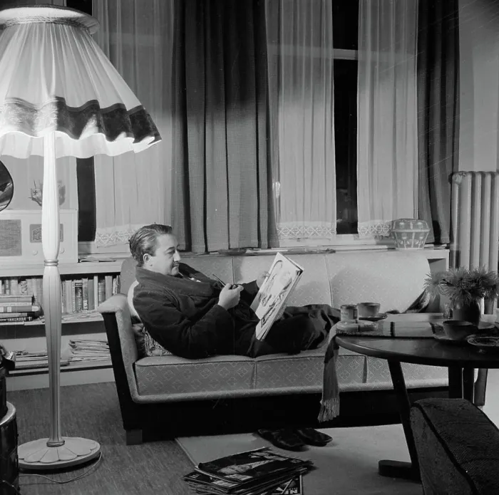 Framed Print : Poll photo collection. Reporting EPPO Doeve. Eppo Doeve at home on the couch. December 1951. Amsterdam, Noord-Holland Framed Print : Poll photo collection. Reporting EPPO Doeve. Eppo Doeve at home on the couch. December 1951. Amsterdam, Noord-Holland