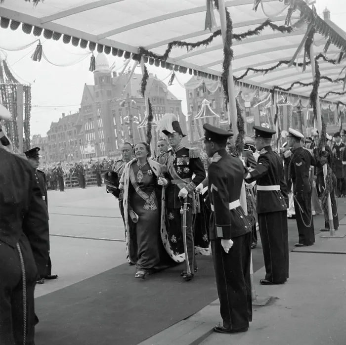 Framed Print : Poll photo collection. Troon distance Queen Wilhelmina  /  Inauguration of Queen Juliana