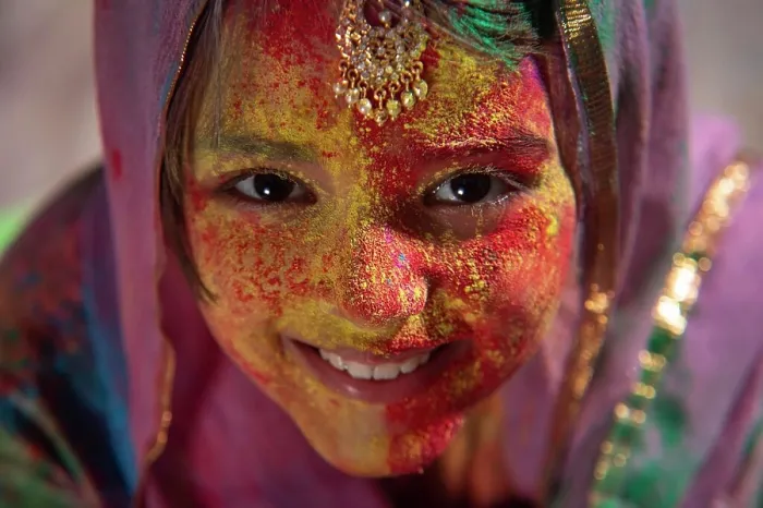 Framed Print : Portrait of a young girl with duapatta and mangtika on her head smiling on Holi Framed Print : Portrait of a young girl with duapatta and mangtika on her head smiling on Holi