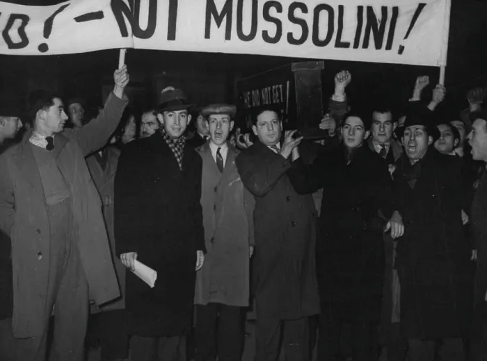 Framed Print : Premier Leaves For Rome - Unemployed stages a demonstration among the cheering crowds at Victoria station to-day as Mr Framed Print : Premier Leaves For Rome - Unemployed stages a demonstration among the cheering crowds at Victoria station to-day as Mr